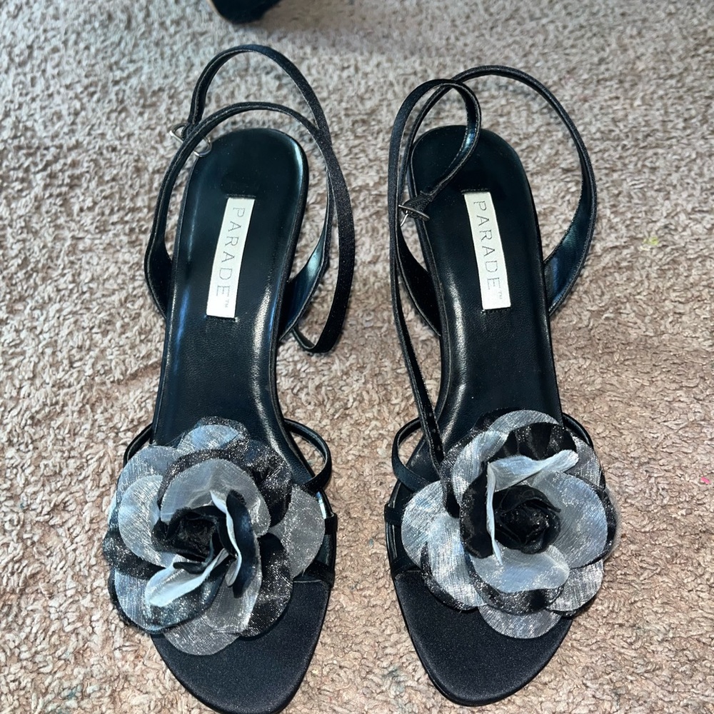 Parade black with flower